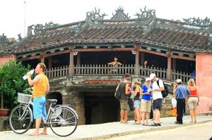 touristes vélo pont japonais Hoi An