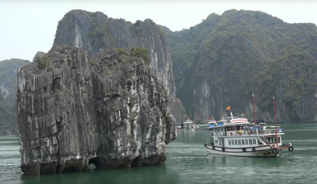 guide baie along Vietnam